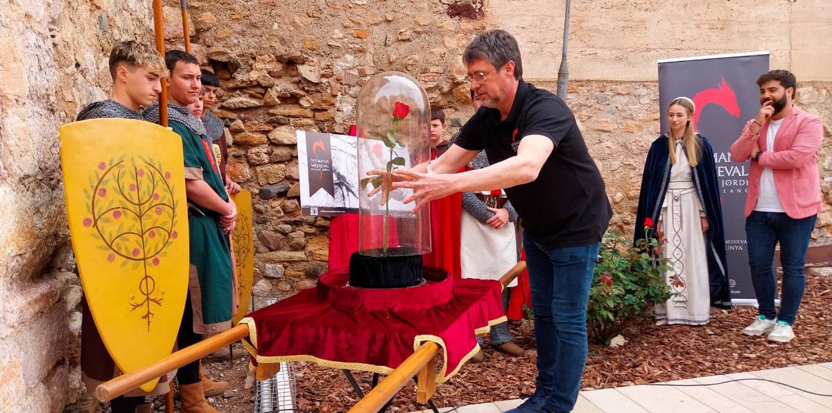 El president de l’Associació de la Setmana Medieval, guardant la rosa que s’entregarà a la vila el dia 20 d’abril. FOTO: Montse Plana El president de l’Associació de la Setmana Medieval, guardant la rosa que s’entregarà a la vila el dia 20 d’abril. FOTO: Montse Plana