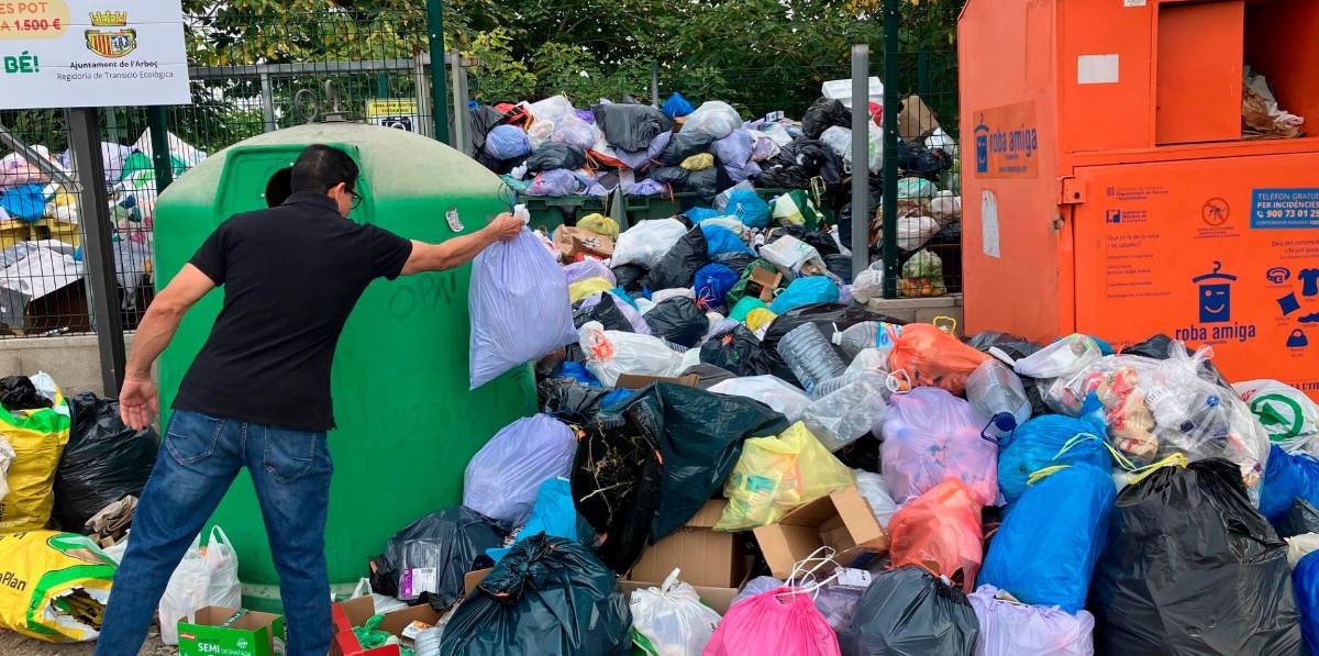Los vecinos ya acumulan en sus casas las basuras durante días. FOTO. JMB Los vecinos ya acumulan en sus casas las basuras durante días. FOTO. JMB