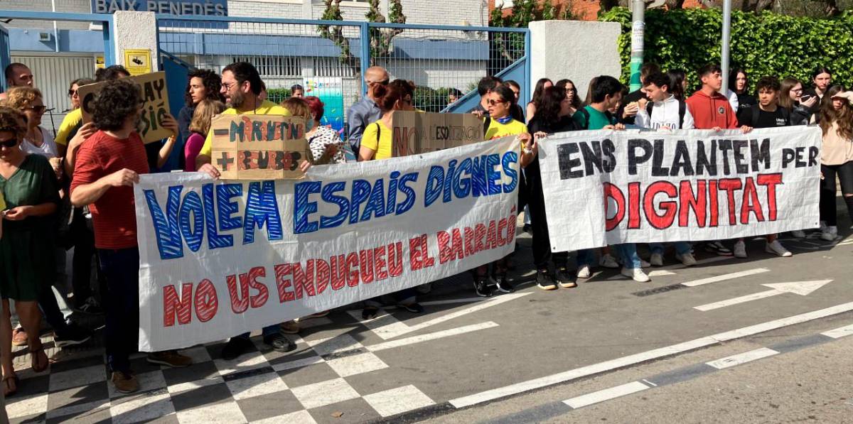 La protesta a las puertas del centro. La protesta a las puertas del centro.