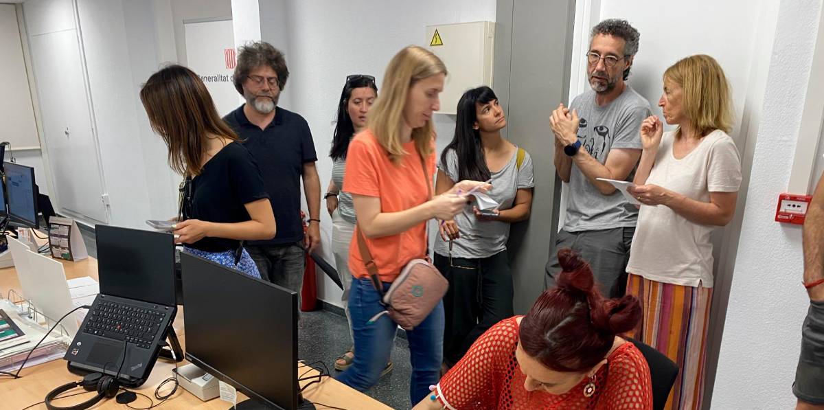 Recogida de firmas contra el cierre de un bachillerato. Recogida de firmas contra el cierre de un bachillerato.