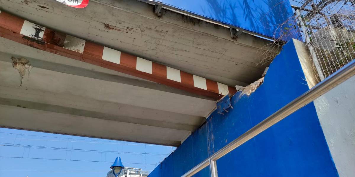 La viga ha quedado desplazada y la señal de tráfico, dañada. Foto: À. Ullate La viga ha quedado desplazada y la señal de tráfico, dañada. Foto: À. Ullate