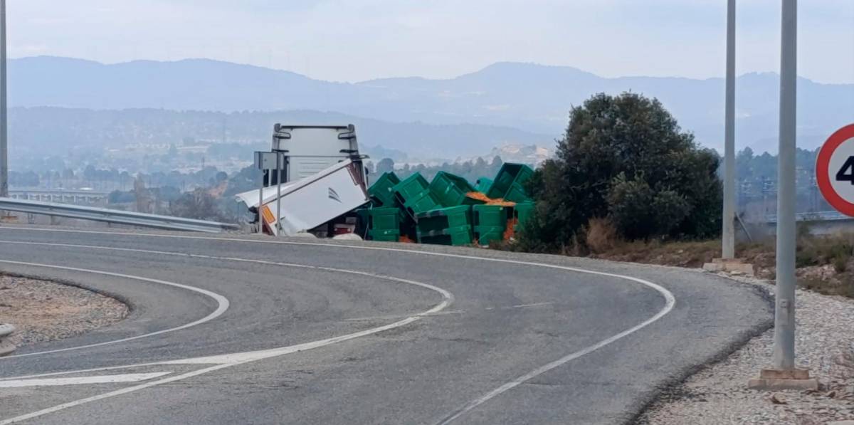 El camión se salió en esta curva de la N-240 en Montblanc. Foto: cedida El camión se salió en esta curva de la N-240 en Montblanc. Foto: cedida