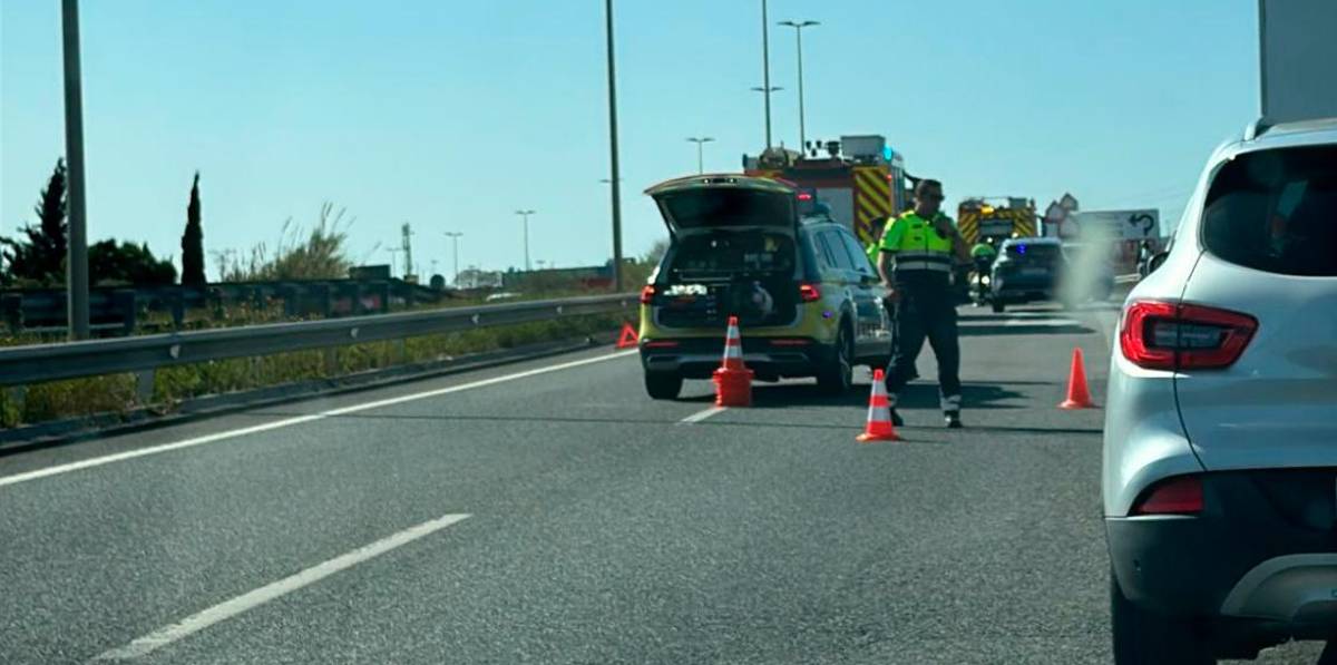 Un carril ha quedado cortado, lo que está provocando varios kilómetros de retención. Foto: C.A. Un carril ha quedado cortado, lo que está provocando varios kilómetros de retención. Foto: C.A.