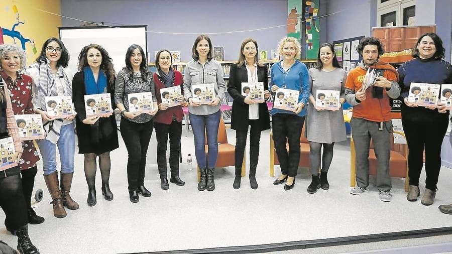 Imagen de las nueve científicas, ilustrador, escritor y editor que han trabajado en el proyecto del libro ‘Escola xocolatina’, en la Biblioteca Municipal de Tarragona. FOTO: Pere Ferré
