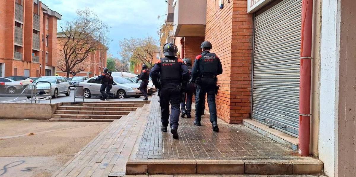 Agentes de los Mossos tomando posiciones en el conflicto de Mas Pellicer. Foto: CME