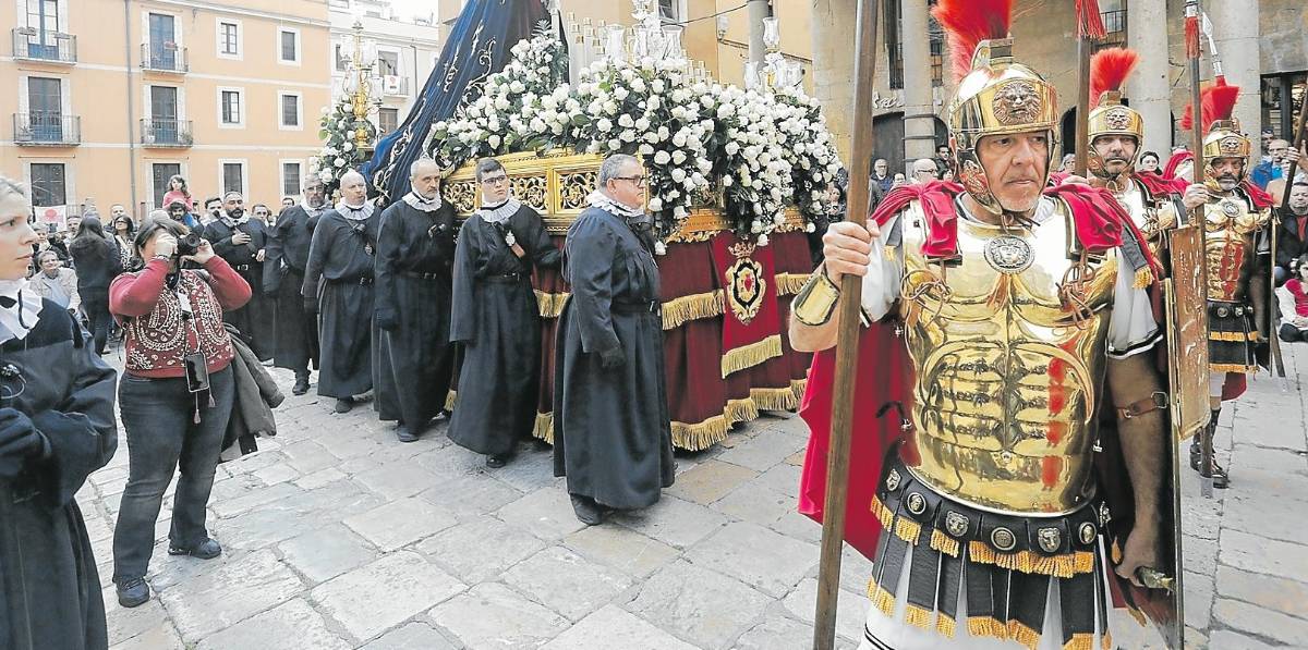 Los Armats tras saludar el paso de La Soledat, delante de las puertas de la Catedral de Tarragona. foto: Pere Ferré Los Armats tras saludar el paso de La Soledat, delante de las puertas de la Catedral de Tarragona. foto: Pere Ferré
