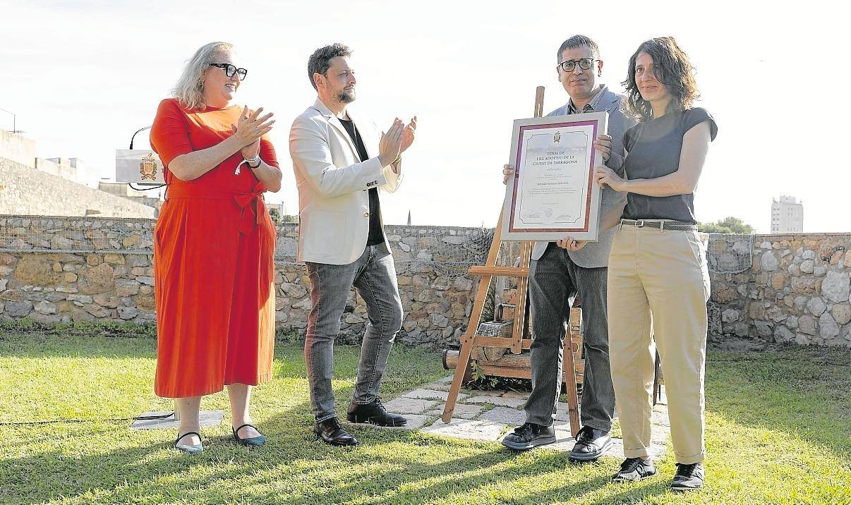 Los hijos de Boada han recogido la distinción, de la mano del alcalde Viñuales. Foto: Àngel Ullate