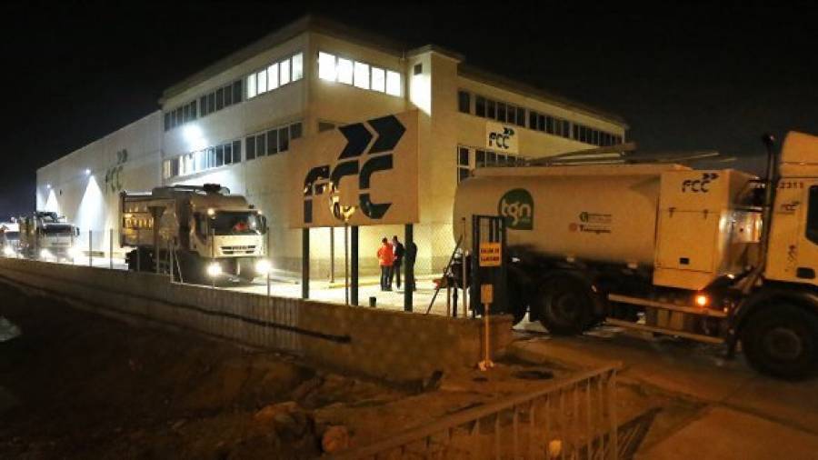 Son las 21,30. Los camiones que van a recoger la basura de los contenedores de 'rebuig' salen del polígono Riu Clar. Tres rutas recorren Tarragona centro y barrios cada día. Foto: Pere Ferré