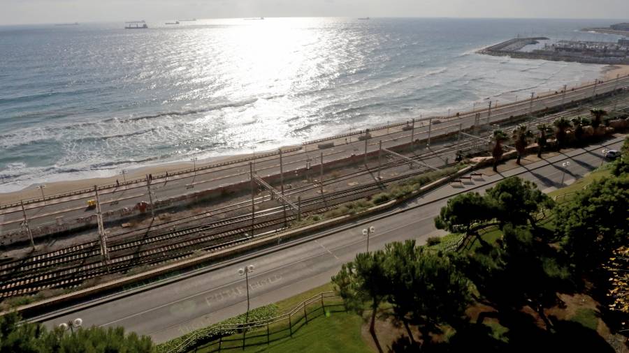 Vista de las vías del tren desde el Balcó. A la derecha, la estación, donde el Gobierno español ha invertido la mitad de lo que prometió. FOTO: LLUÍS MILIAN