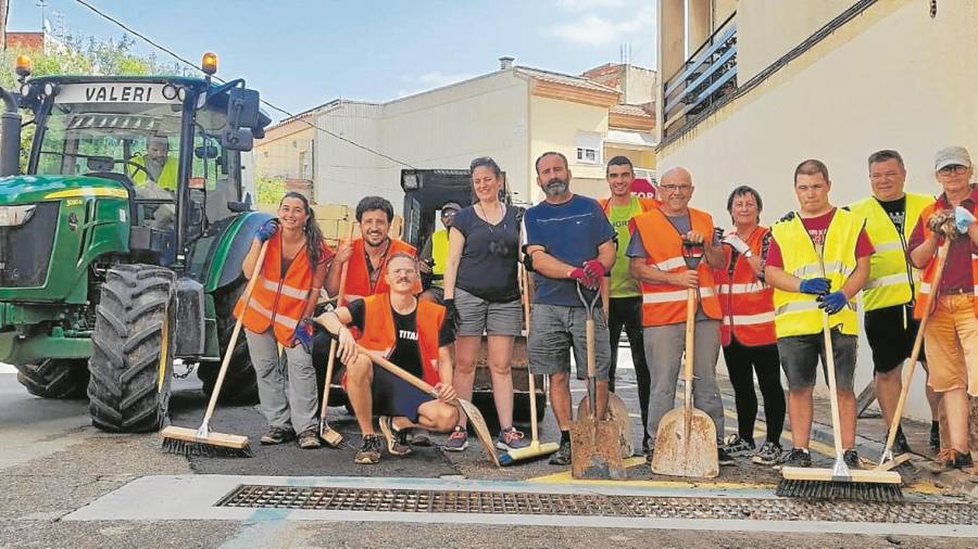Josep Bordes, arriba a la izquierda, con el grupo que se formó ayer de voluntarios para limpiar en las escuelas de Alcanar. Cedida