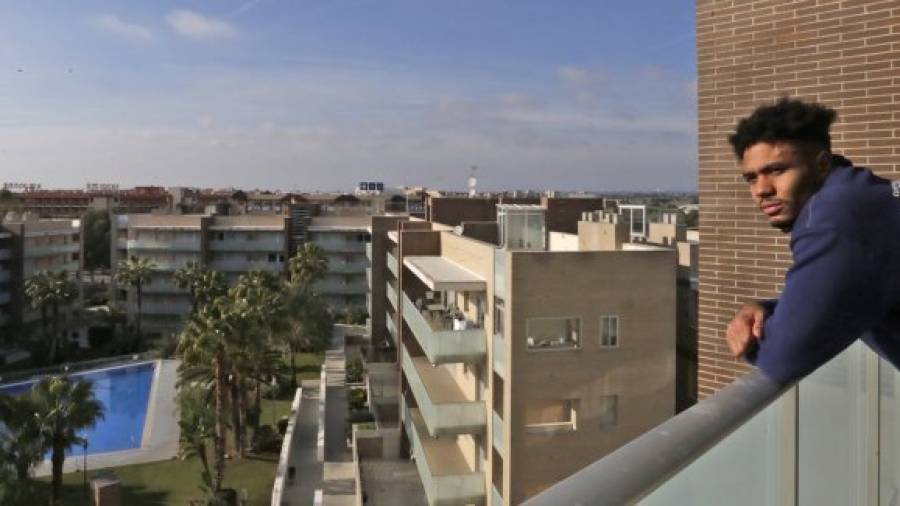 El jugador del CB Tarragona, Salim Gloyd en el balcón del apartamento del complejo residencial en el que reside. Foto: lluís milián