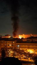 Columna de humo provocado por un incendio de contenedores en el Camí de l’Aleixar, en Reus. Foto: @moleriin
