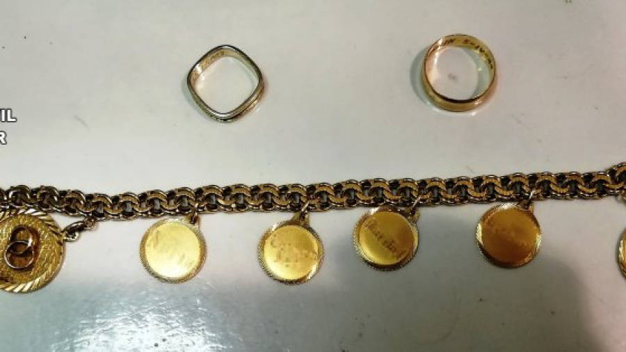 Algunes de les joies recuperades per la Guàrdia Civil robades a persones grans d'Alcanar i Ulldecona. Foto: ACN