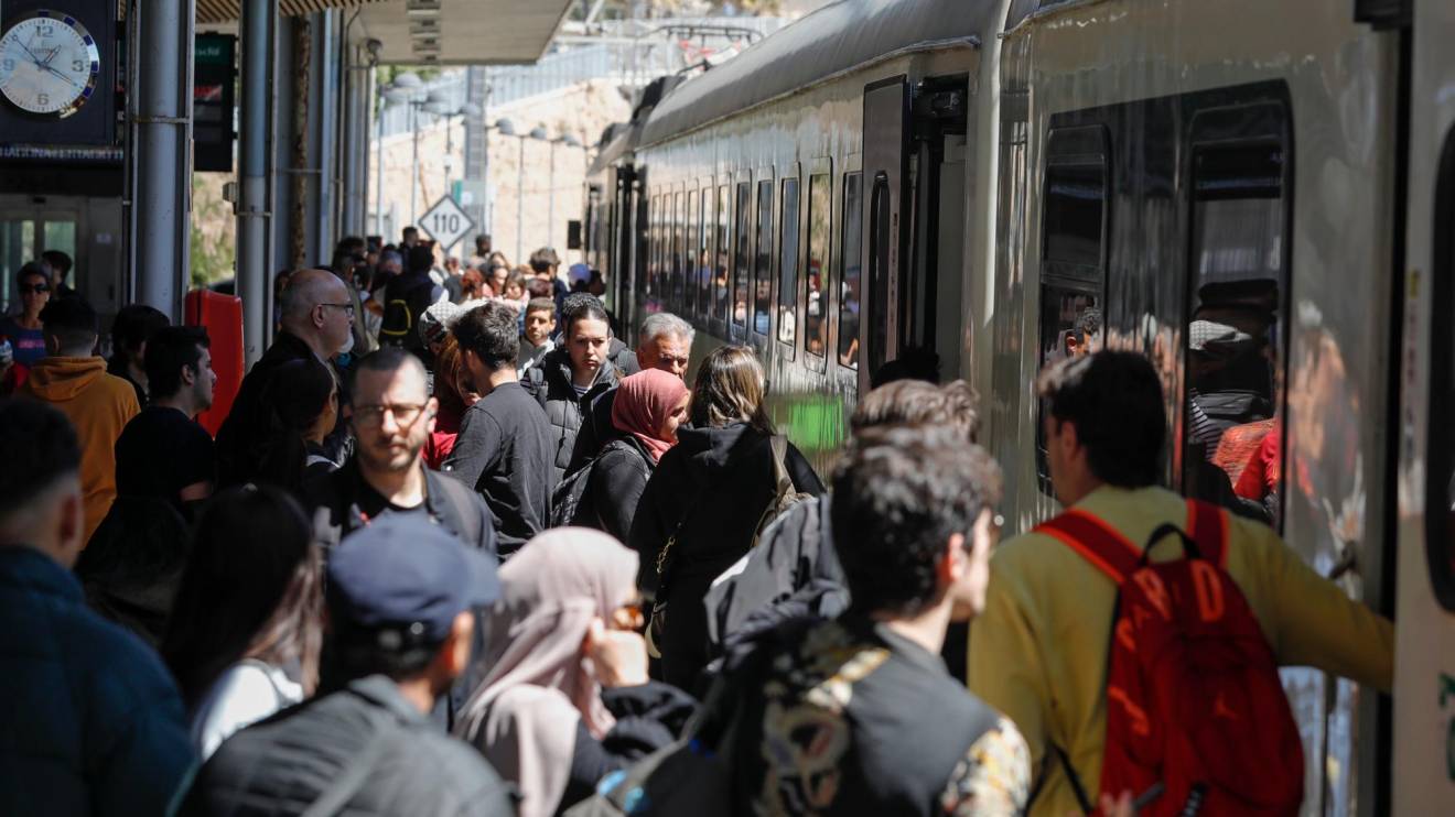 Imagen de archivo de pasajeros en la estación de Tarragona. Foto: Pere Ferré/DT