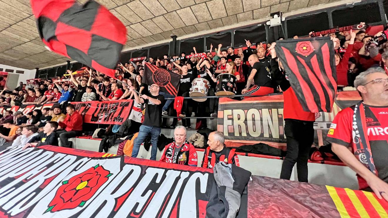 La afición del Reus Deportiu en la Bombonera. Foto: Alfredo González