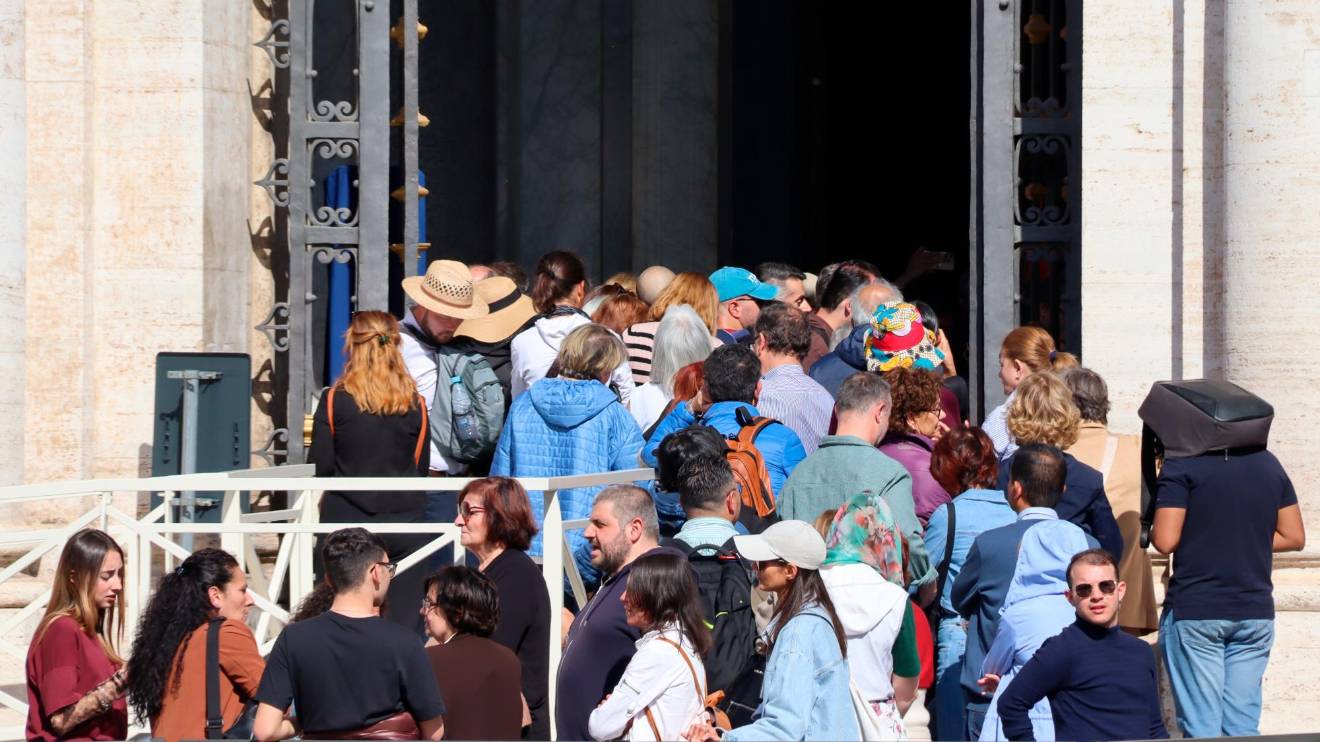 Cola de fieles para entrar en la basílica de Santa María la Mayor de Roma y venerar la tumba del papa Francisco. Foto: ACN