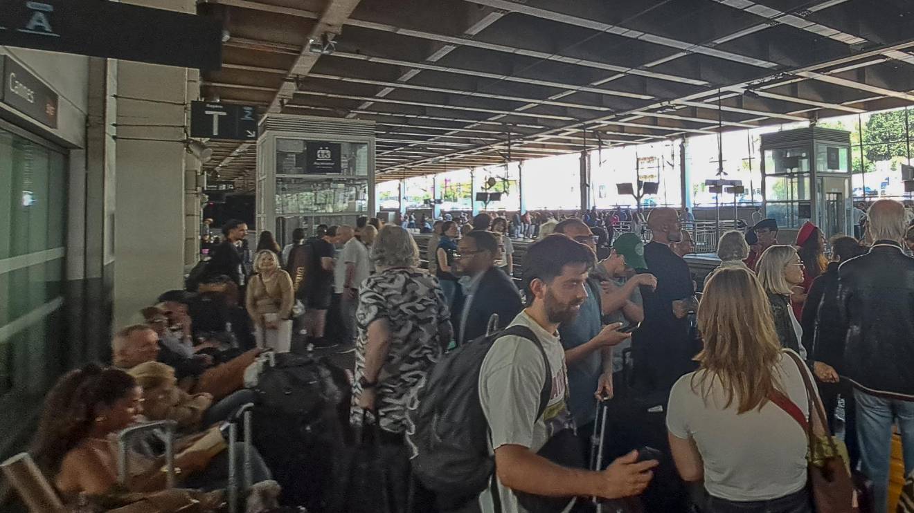Un extenso corte de electricidad ha dejado sin luz a la zona oeste del departamento francés de Alpes Marítimos (sureste del país), incluida la localidad de Cannes, donde hoy tiene que celebrarse la clausura de su prestigioso festival de cine con la entrega de la Palma de Oro. En la imagen, la estación de tren donde hay retrasos pero de momento ningún tren cancelado. Foto: EFE
