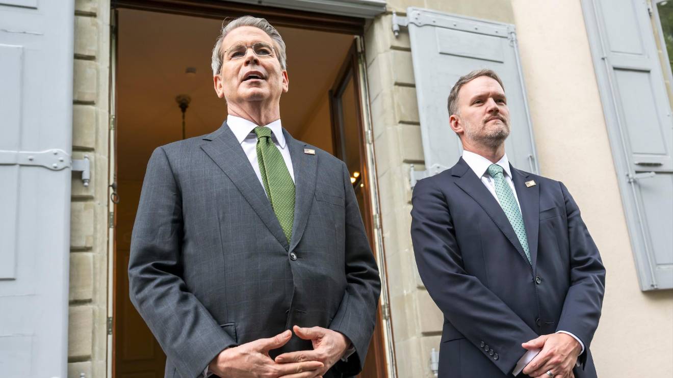El Secretario del Tesoro de EE.UU., Scott Bessent (izq.), y el Representante de Comercio de EE.UU., Jamieson Greer (der.), hablan con la prensa después del segundo día de una reunión bilateral entre Estados Unidos y China, en Ginebra, Suiza, el 11 de mayo de 2025. Foto: EFE