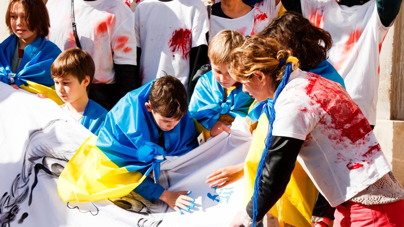 Retrato de un niño ucraniano durante la manifestación del pasado sábado día 17 en Tarragona. Foto: Cedida