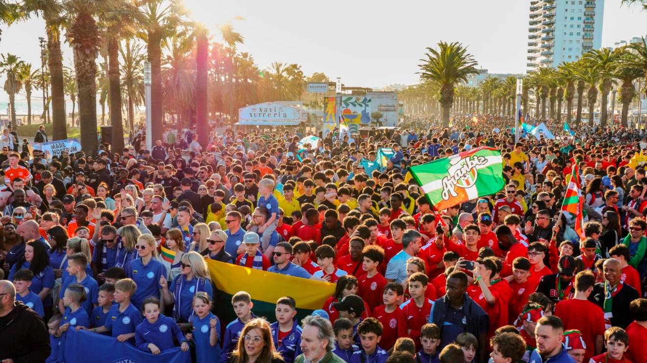 La desfilada inaugural del Mare Nostrum Cup Easter 2025 congregó a 12.000 personas en un éxito total. Fotos: Àngel Ullate