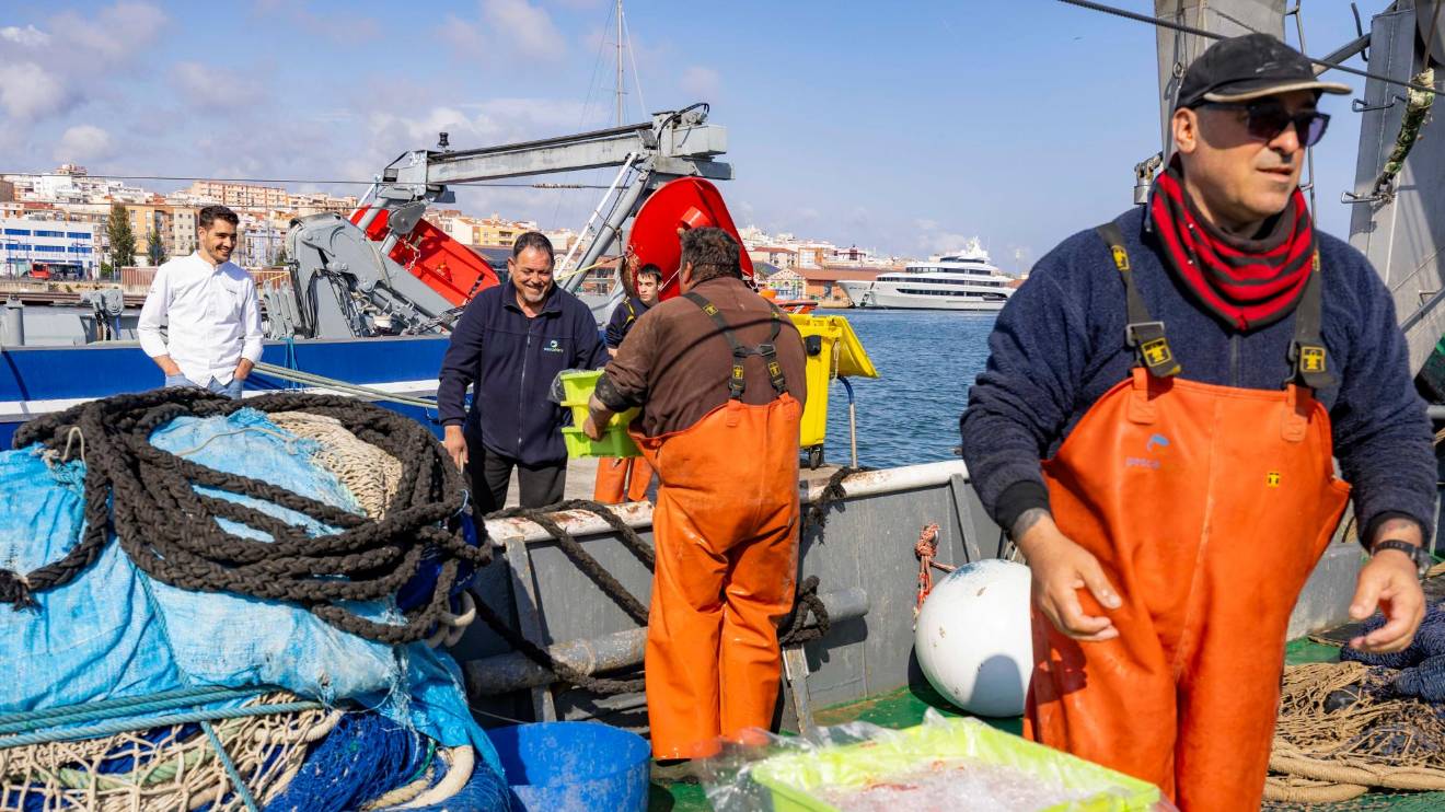 Desde la derecha, la ruta de la gamba de Tarragona: desde el patrón de la ‘Maria Ferré II’, Andreu del Mico Jr., al chef Moha Quach, de ‘El Terrat’