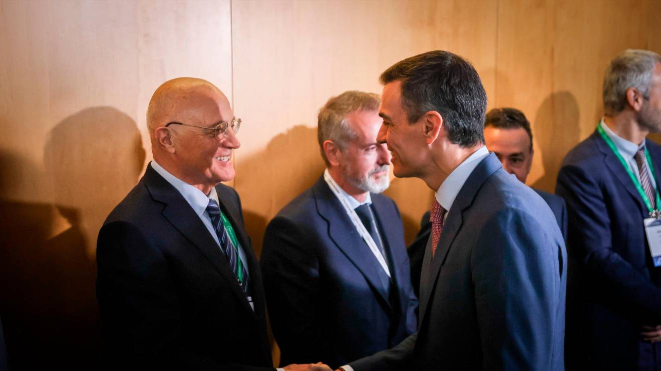 El presidente del Banc Sabadell, Josep Oliu, y el presidente del Gobierno, Pedro Sánchez. Foto: ACN