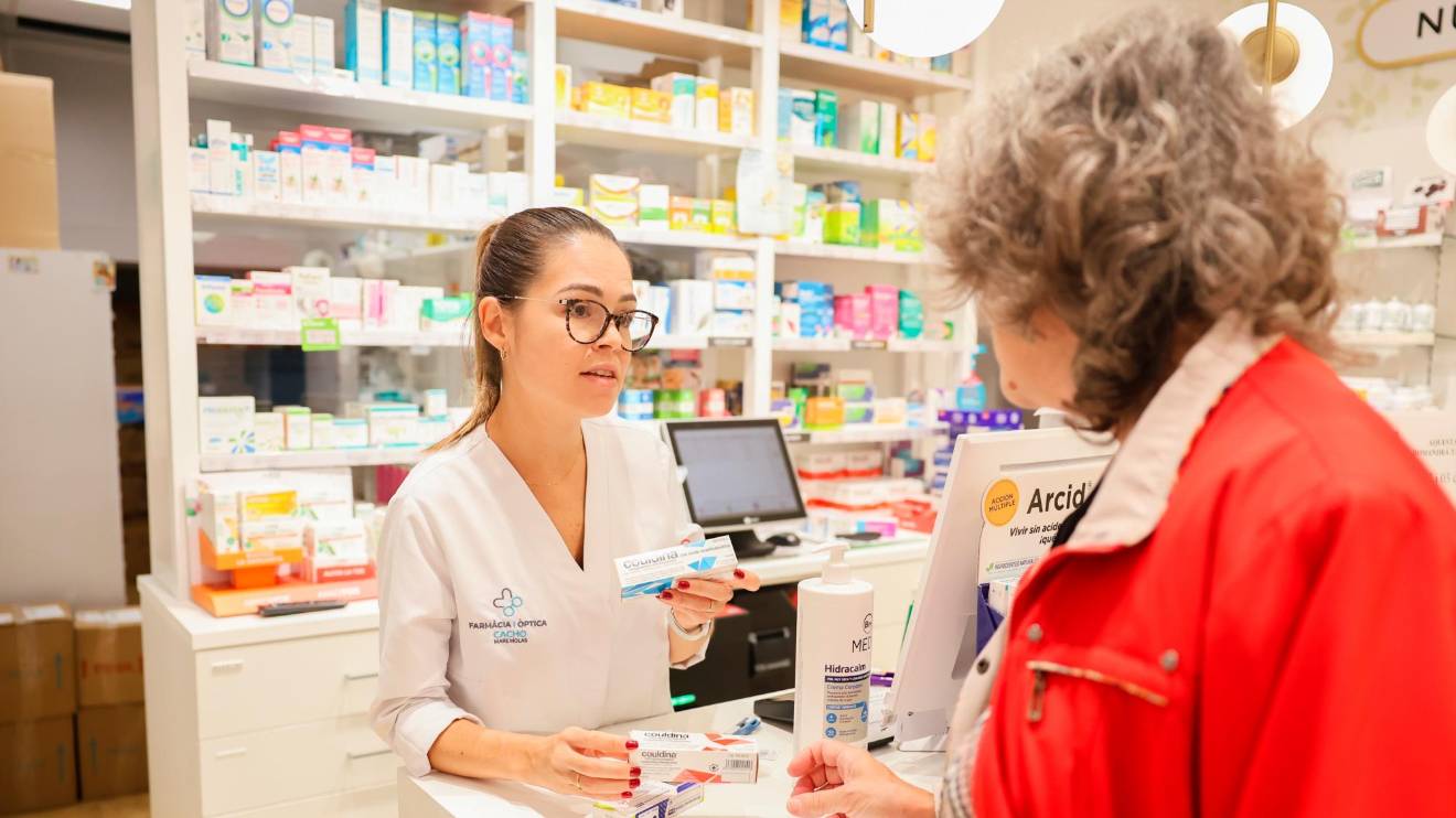 Pese al avance hacia la digitalización, las autoridades sanitarias aseguran que los prospectos en papel seguirán disponibles. Foto: Alba Mariné