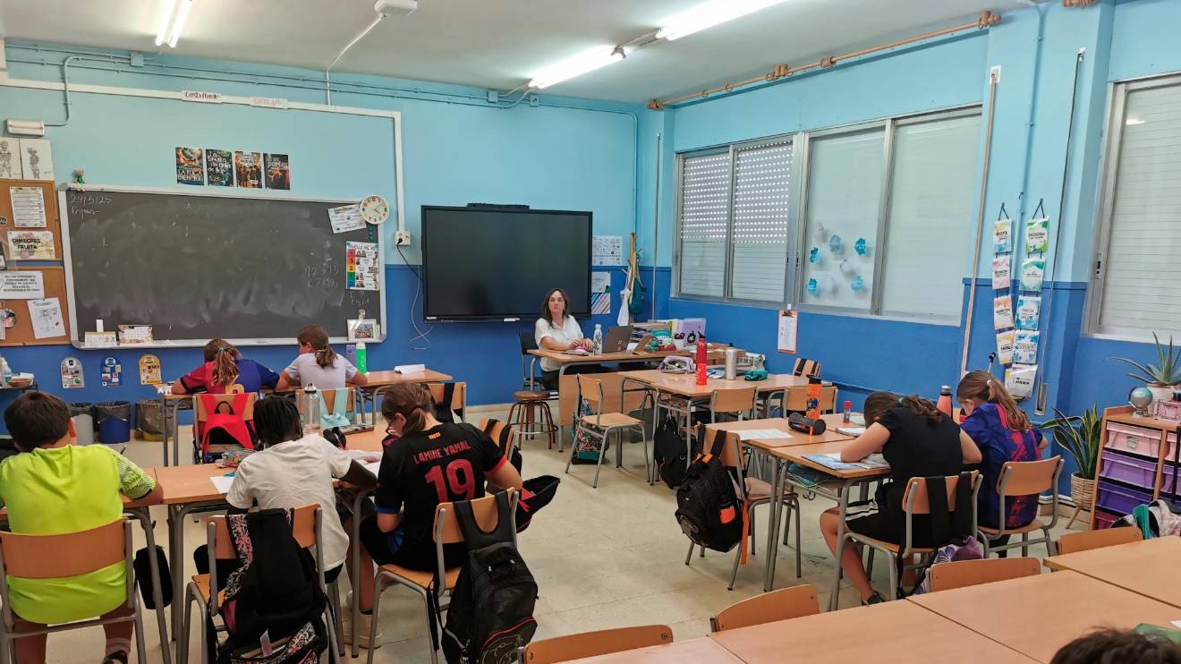 Después de cerrar ventanas y bajar persianas, los alumnos siguen con la clase. Foto: Àngel Juanpere