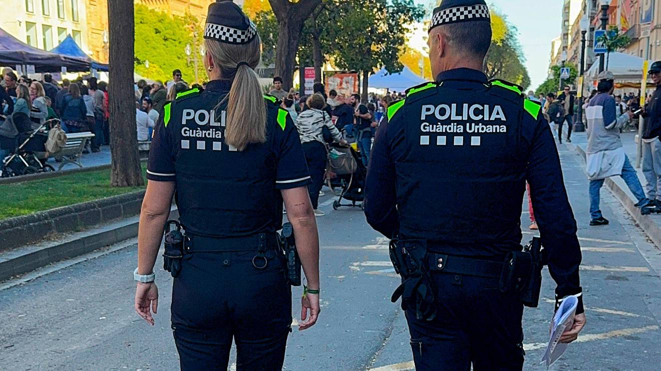 Dos agentes patrullando por la Rambla Nova de Tarragona. Foto: Guardia Urbana
