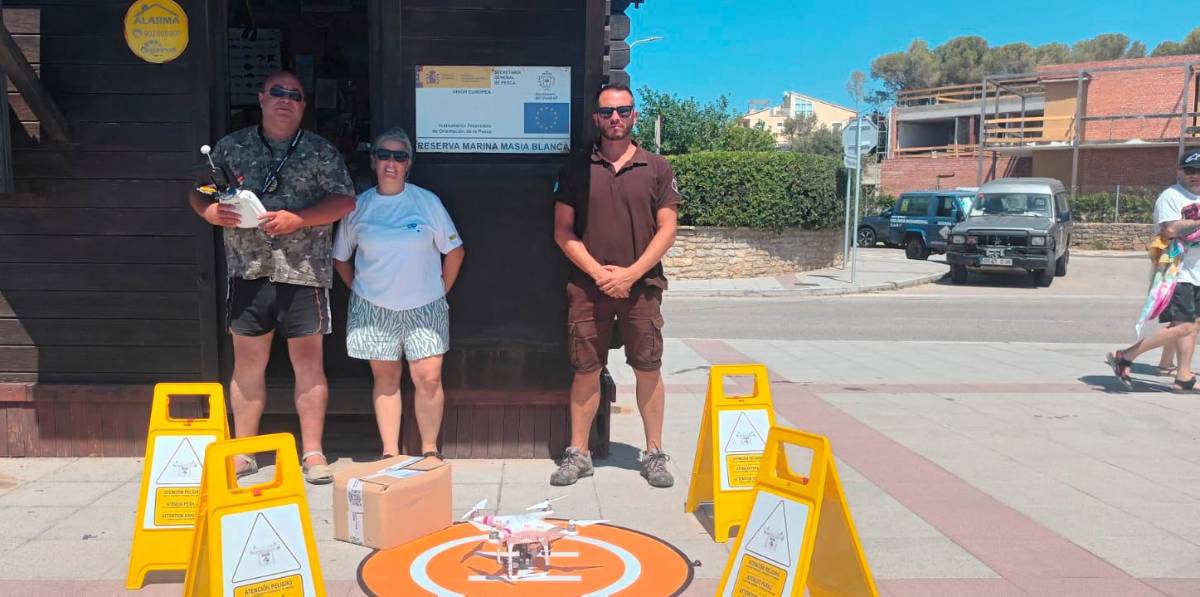 Personal de L’Escurçó en la caseta de vigilancia frente a Masia Blanca.