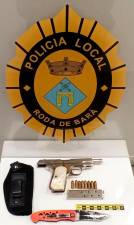 El arma y la munición que le han encontrado. Foto: Ayuntamiento de Roda de Berà