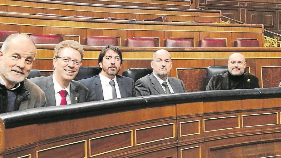 De izquierda a derecha: Joan Ruiz, Ferran Bel, Sergio del Campo, Jordi Roca, Jordi Salvador y Félix Alonso, en una imagen reciente en el Congreso de los Diputados. FOTO: Xavier Fernández