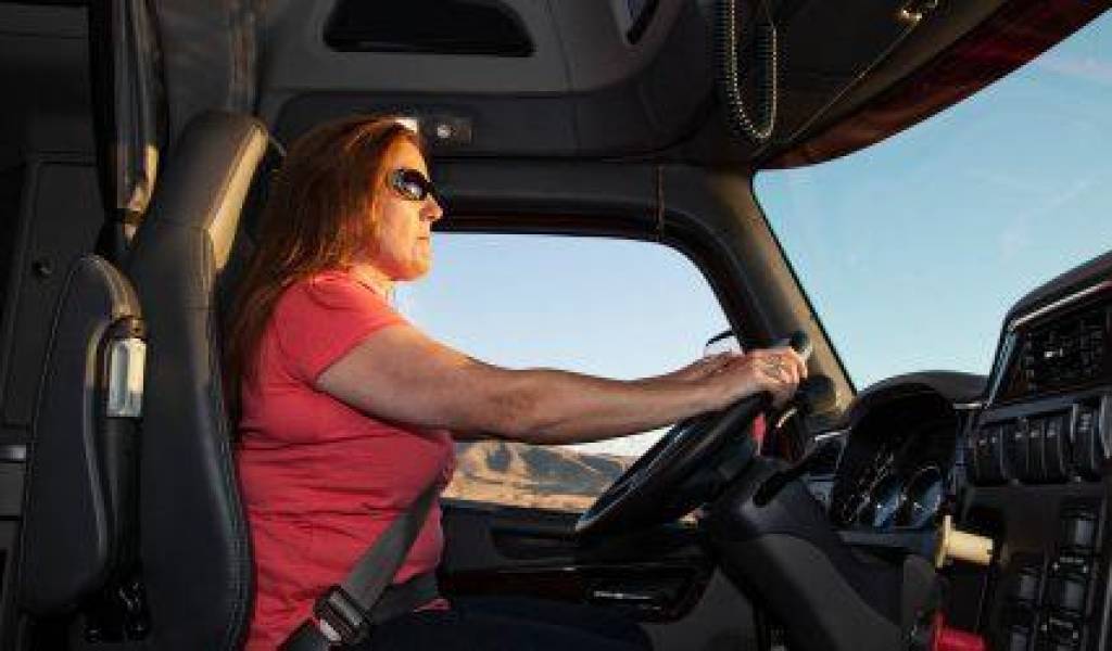 ¿Por qué hay tan pocas mujeres al volante de un camión?