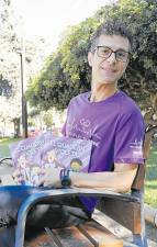 David Sanahuja, presidente de ‘Si jo puc, tu també #epilep’, con ejemplares del libro ‘El quadern violeta’. FOTO: Pere Ferré
