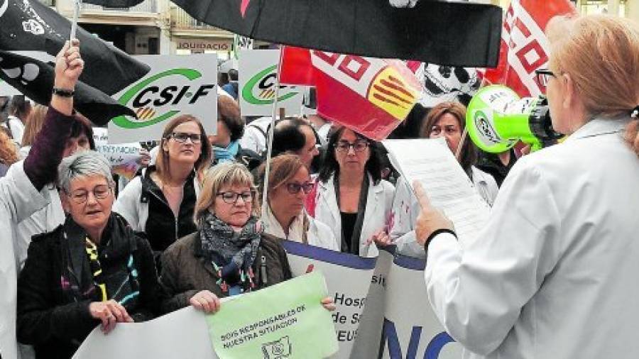 Protesta de los trabajadores del Hospital Sant Joan de Reus contra la amenaza de recortes en las condiciones laborales de la plantilla del centro. Foto: Alfredo González Pedrós