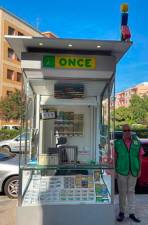 Antonio Cid –al lado de su kiosco–, el repartidor de los premios.