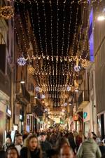 La calle Monterols de Reus, iluminada ayer. FOTO: Alba Mariné