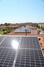 Las placas fotovoltaicas han prosperado en muchos tejados de particulares de la ciudad. Foto: Alba Mariné