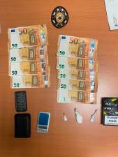 Dinero, droga y la báscula. Foto: Guardia Urbana de Reus