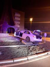 Un accidente en Reus acaba con un coche subido en una rotonda
