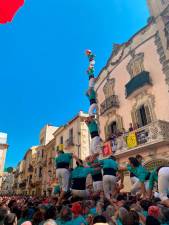 Els Castellers de Vilafranca es refeien de la caiguda de 4d9fp, descarregant el 4d8p. Foto: Marina Pérez Got