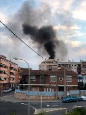 La gran columna de humo era visible a kilómetros de distancia. Foto: DT