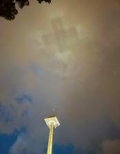 La imagen de la cruz en el cielo con la torre de Hurakan Condor en primer plano. FOTO: cedida