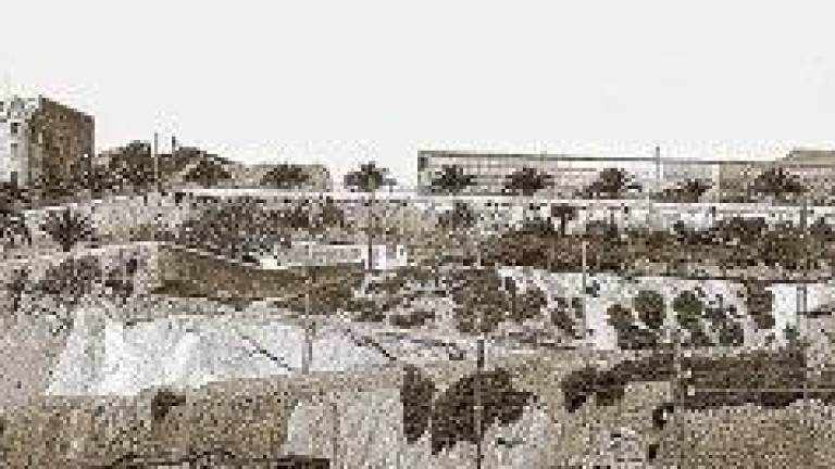 $!El Balcó del Mediterrani. En el centro, la Casa Xirinacs, ya desaparecida y, a la derecha el convento de Santa Clara, quemado en 1936. FOTO: VALLVÉ. CENTRE D’IMATGES DE TARRAGONA / L’ARXIU