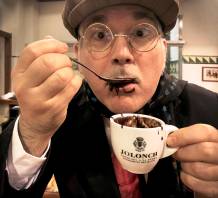 El Senyor Marcel·lí Virgili, alter ego del escritor y periodista Jaume Nolla, con una taza de chocolate caliente Jolonch. Foto: Norbert