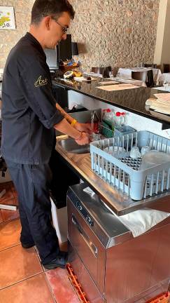 José María Ortega, de l’Art Restaurant, fent ús de l’aigua potable que tenen a l’establiment gràcies a disposar d’un dipòsit propi. Foto: Cedida