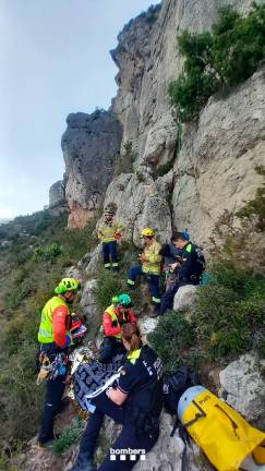 Los equipos de emergencias, durante el rescate. Foto: Bombers