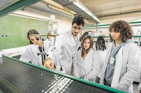 Las jóvenes alumnas en uno de los talleres que impartió Jorge Cobas, estudiante de máster del ETSEQ. Foto: Àngel Ullate