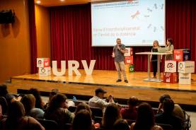 Presentación de la Xarxa d’interdisciplinarietat en el ámbito de la docencia durante la Jornada d’Innovació Docent 2024 del ICE de la URV. Foto: URV
