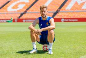 Roberto Torres posa para el Diari en el Nou Estadi Costa Daurada tras el entrenamiento del miércoles. Foto: Marc Bosch